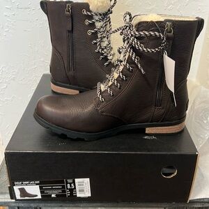 Ladies new in box Sorel Emile short lace up leather boots.